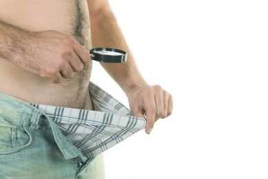 Un home mira o seu pene e quere agrandalo