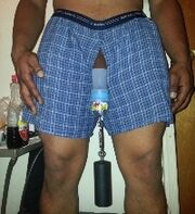 Un método traumático de ampliación do pene colgando un peso